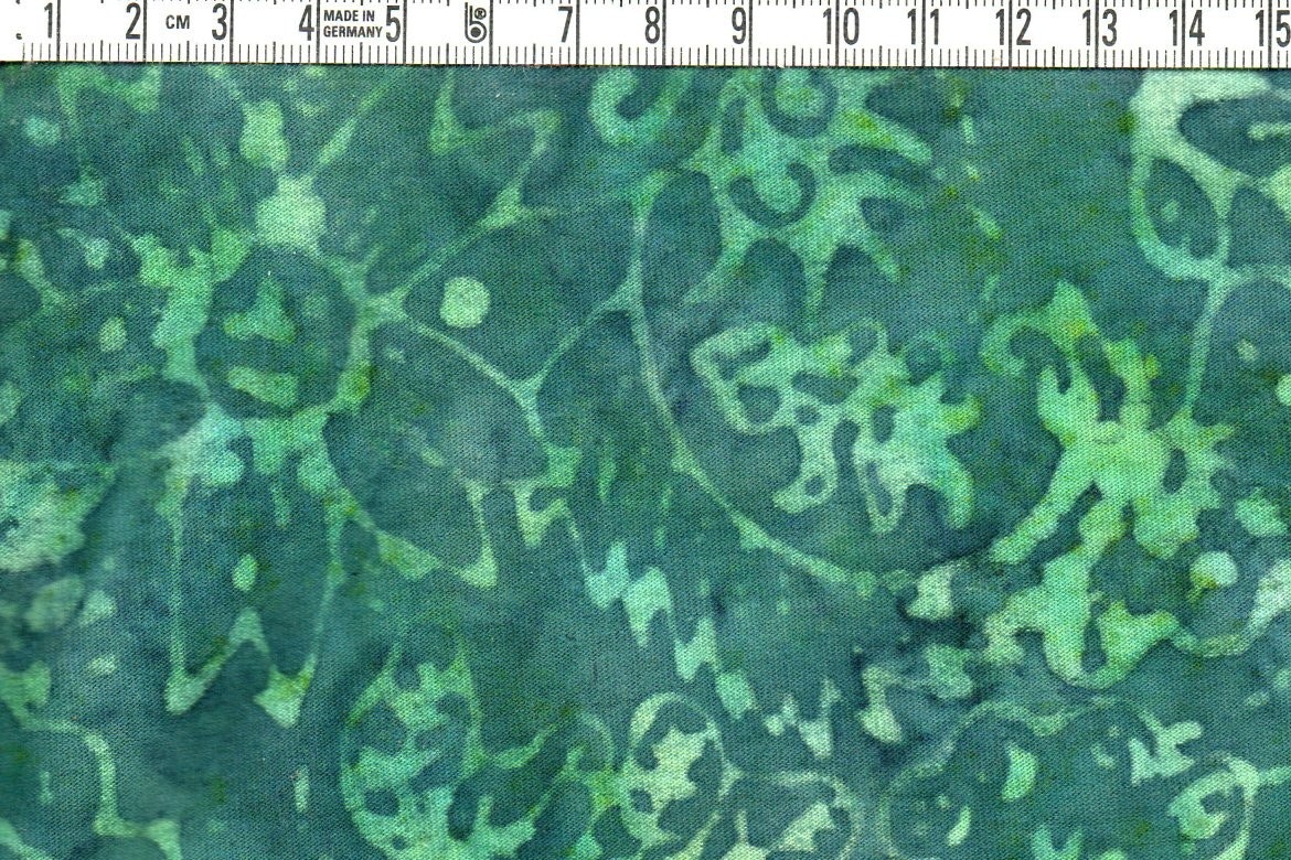 Batik i frodig djungelgrön med blommotiv – Bambu-bomull trikå 210 cm bred