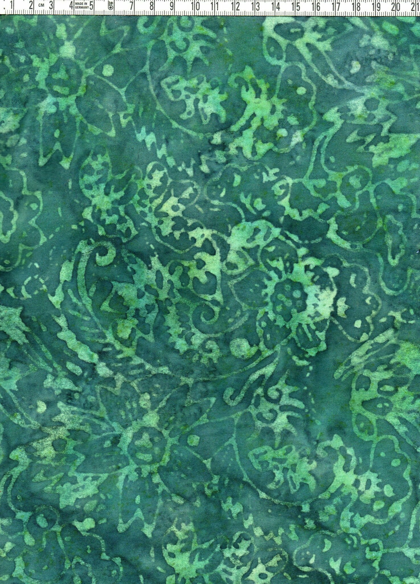 Batik i frodig djungelgrön med blommotiv – Bambu-bomull trikå 210 cm bred