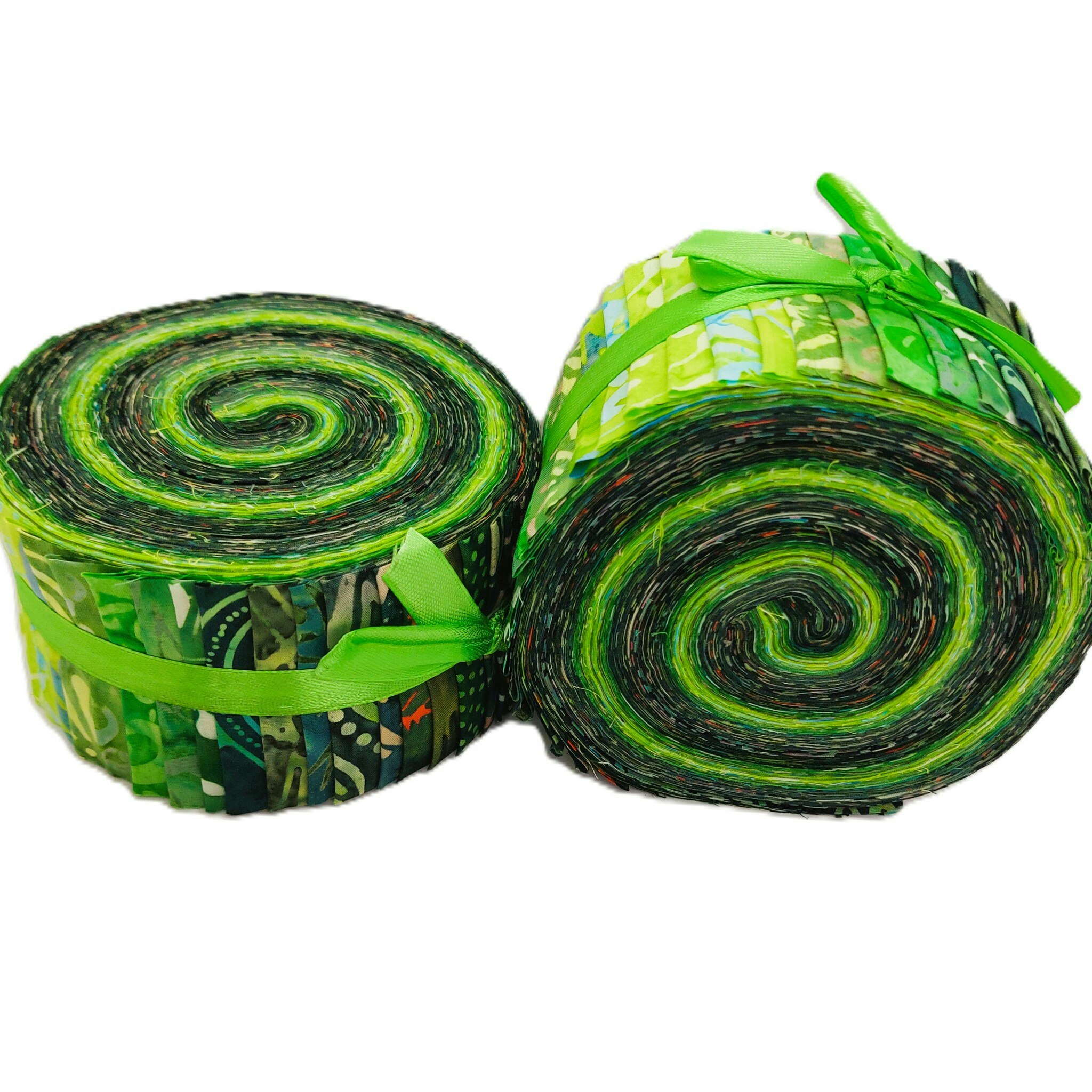Forest Green. Batikrulle med 40 st 2,5 inch remsor. Gröna färger