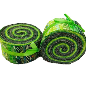 Forest Green. Batikrulle med 40 st 2,5 inch remsor. Gröna färger