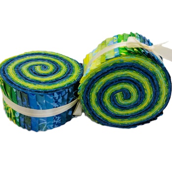 Blue Green Silence. Batikrulle med 40 st 2,5 inch remsor.