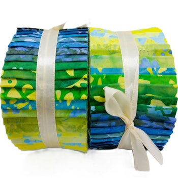 Blue Green Silence. Batikrulle med 40 st 2,5 inch remsor.