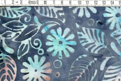 Blommande bladverk på blågrå botten - Batik Bomull 110 cm bred