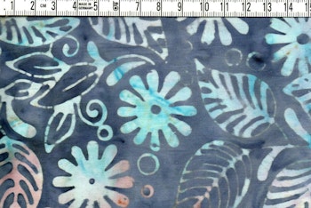Blommande bladverk på blågrå botten - Batik Bomull 110 cm bred