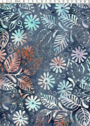 Blommande bladverk på blågrå botten - Batik Bomull 110 cm bred
