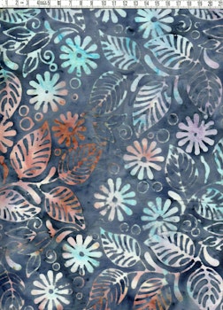 Blommande bladverk på blågrå botten - Batik Bomull 110 cm bred