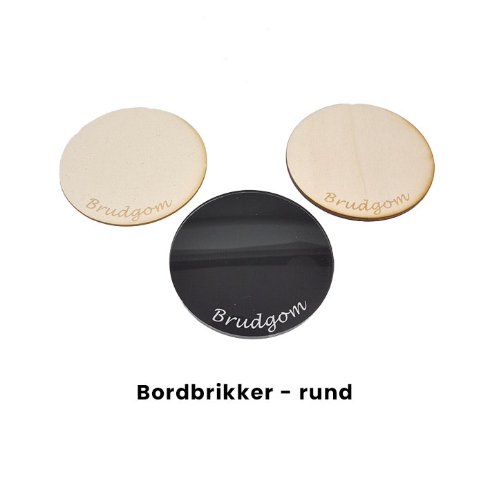 Bordbrikke med gravert navn