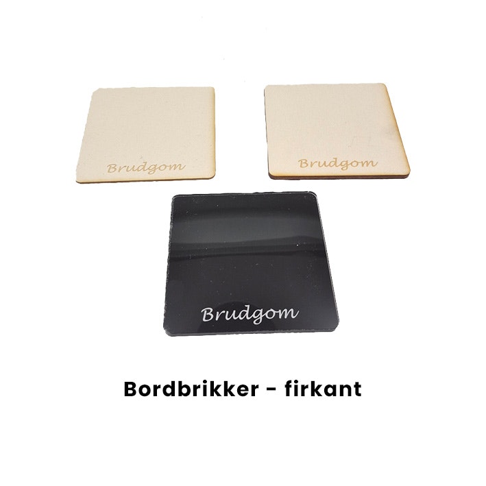 Bordbrikke med gravert navn