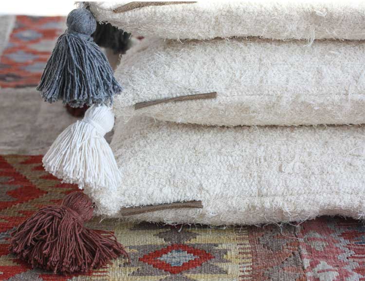 Kuddfodral återvunnen textil vit tofs