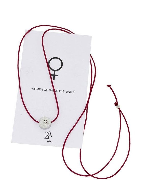 Halsband eller armband röd tråd och bricka med venussymbol