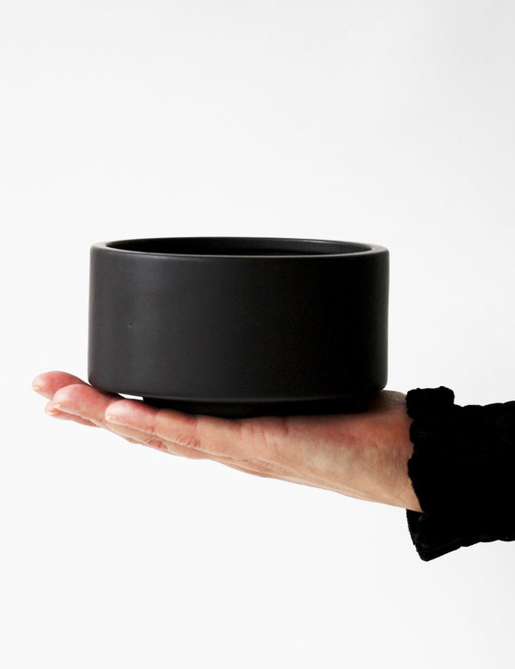 Keramikskål svart, handtillverkad med solenergi.