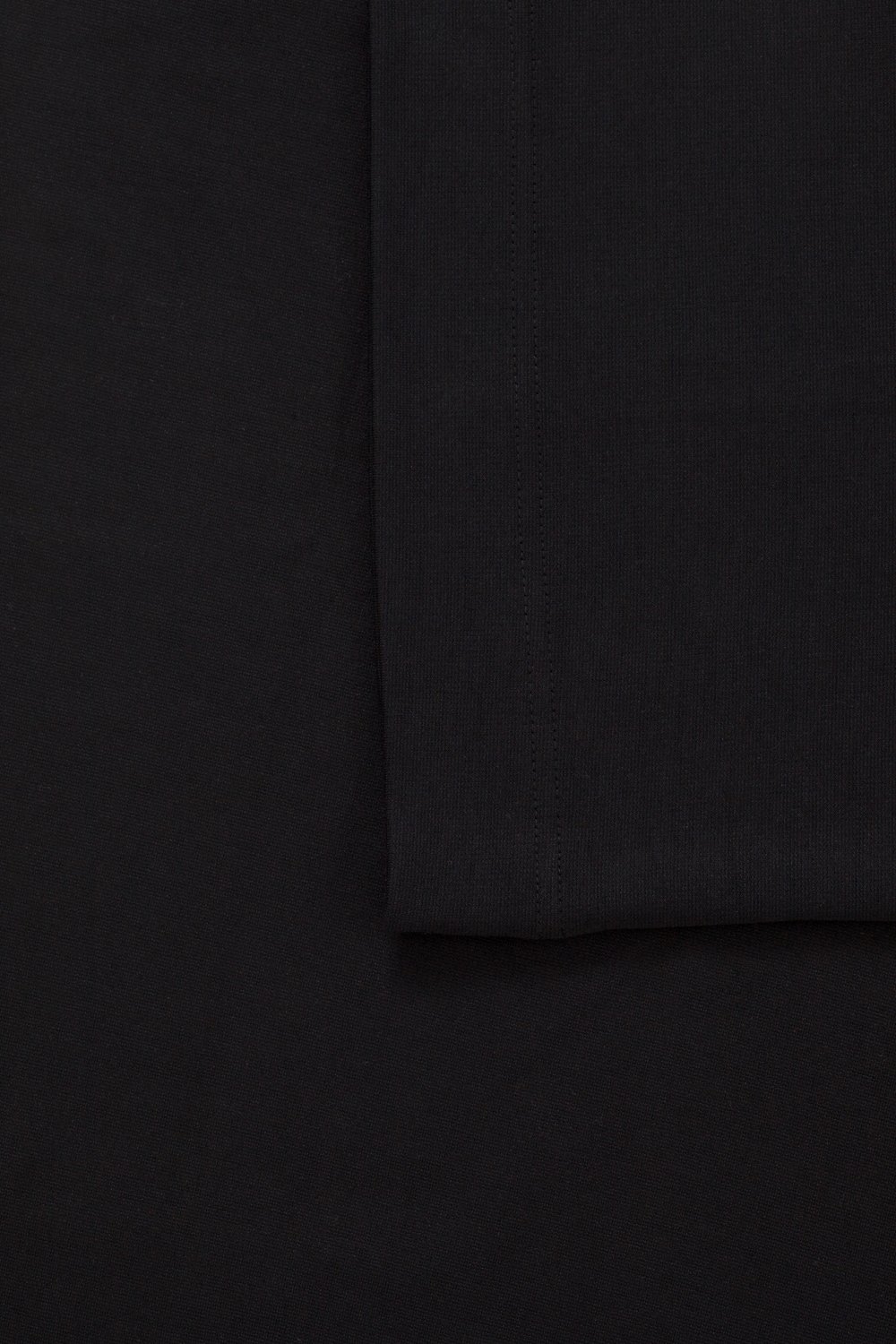 Linn, kort svart kjol i stora storlekar, färg och textur.