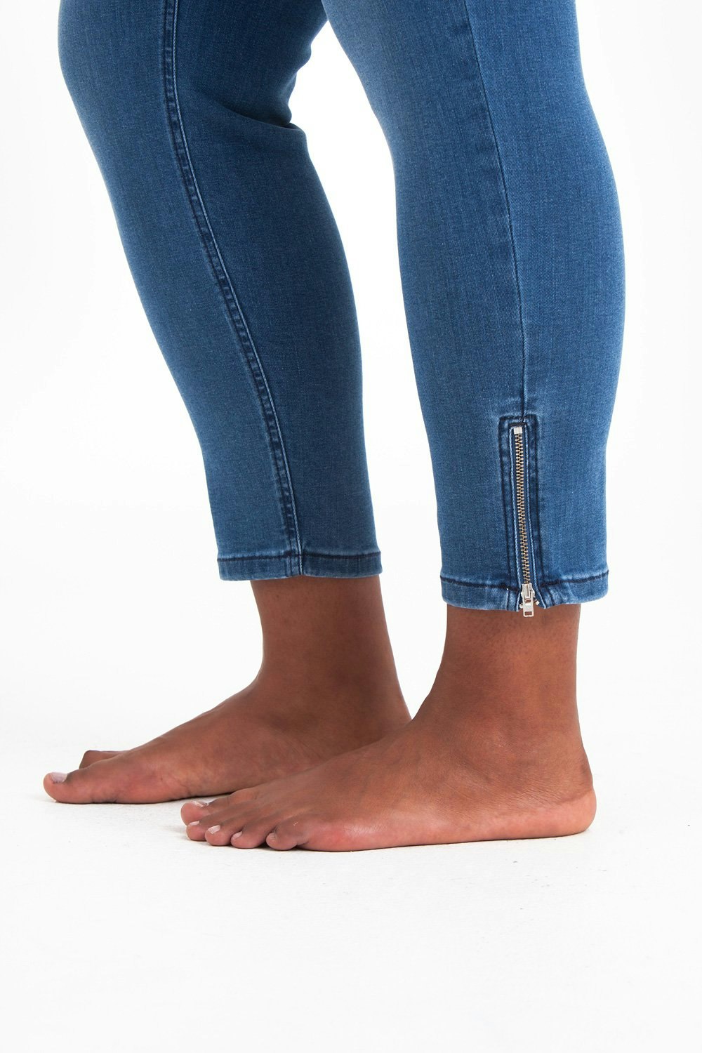 Blåa Power Zip Jeans i stora storlekar, dragkedja i benslutet.