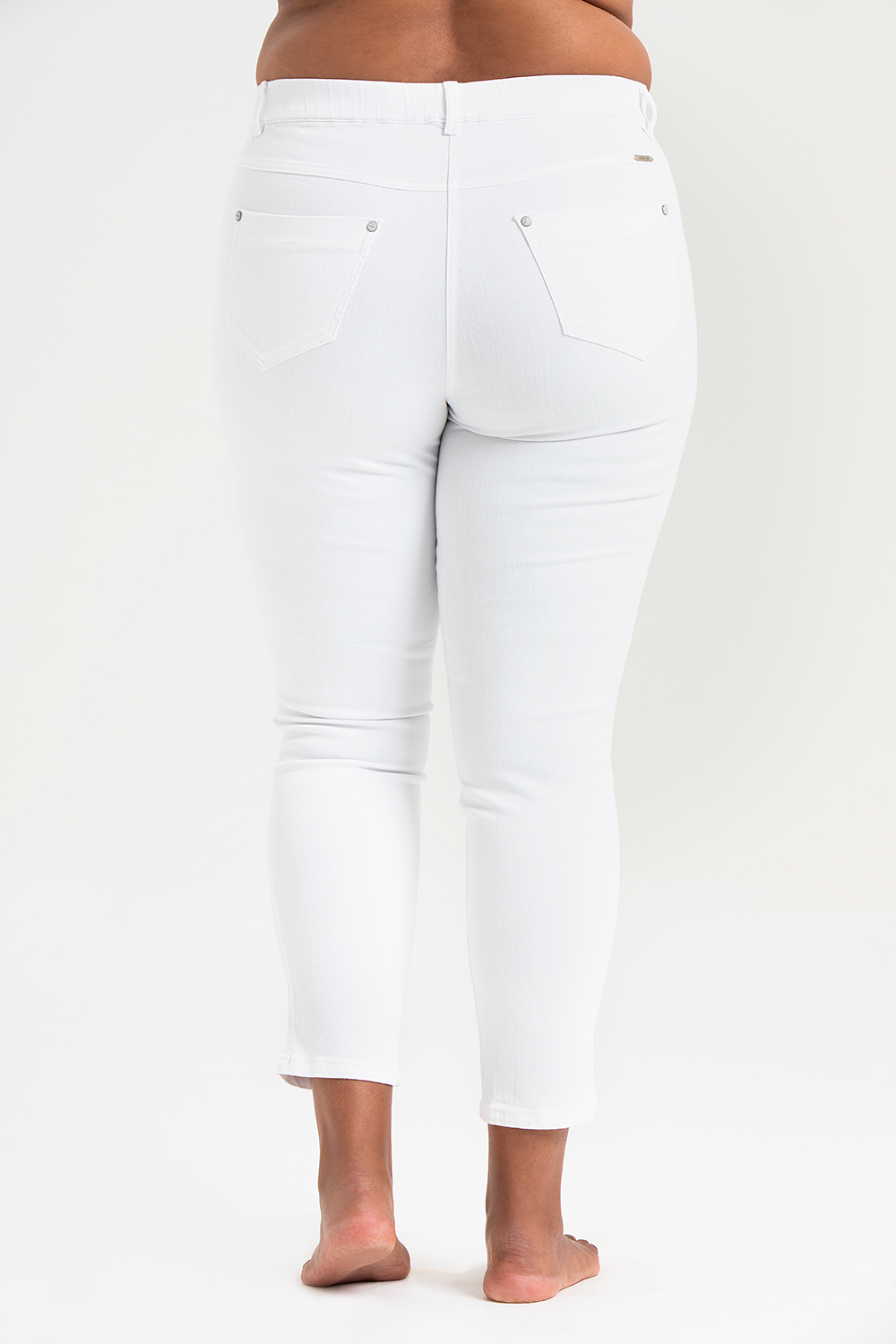 Vita stretchiga jeans i stora storlekar. Pamela jeans. Storlek 42-52. Baksida. AliceDot.