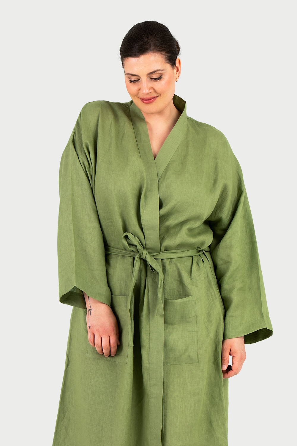 Grön morgon-/badrock i rent linne. Med både knytskärp och knappar. Finns i stora storlekar. Storlek 42-56.
