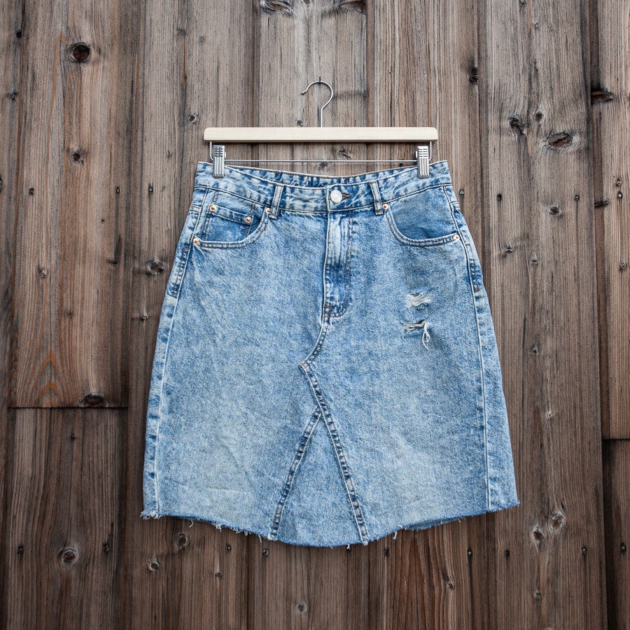 1 Button Acid Wash Jean Mini Skirt - Raw Hem Acid Wash Denim Mini Skirt –  Moda Xpress