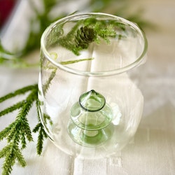 Glas med grön gran