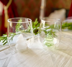 Glas med vit gran
