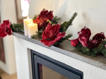 Girlang med gran och röda blommor 160 cm