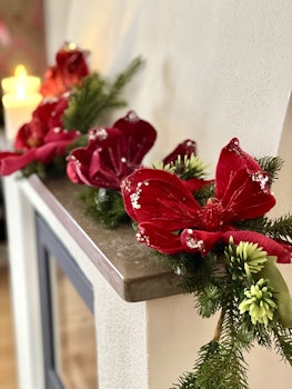 Girlang med gran och röda blommor 160 cm