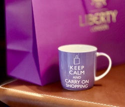 Kopp av porslin ”Keep calm and carry on shopping”