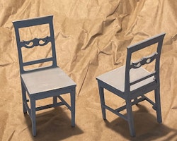 Två grå stolar