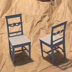 Två grå stolar