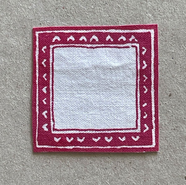 Liten röd duk ca 42 x 42 mm