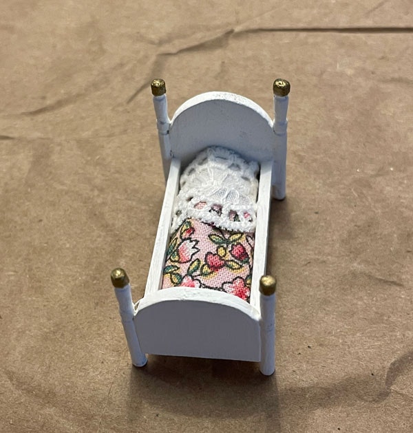 Docksäng, vit med rosa