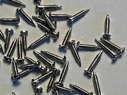 Spik/skruv, vitmetall, ca 5 mm lång