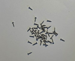 Spik/skruv, vitmetall, ca 5 mm lång