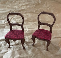 Två stolar, bruna med tygsits