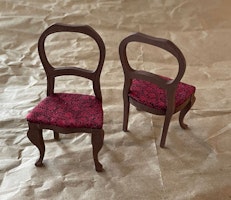 Två stolar, bruna med tygsits