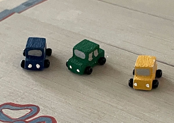 Tre bilar, gul, blå och grön