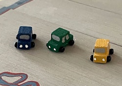 Tre bilar, gul, blå och grön