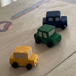 Tre bilar, gul, blå och grön