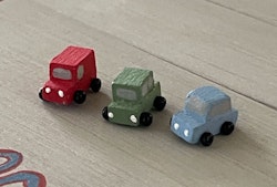 Tre bilar, grön, ljusblå och röd
