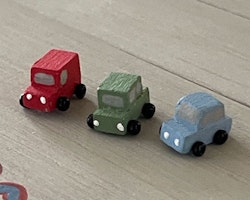 Tre bilar, grön, ljusblå och röd