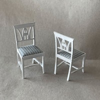 Två vita stolar