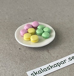 Macarons på porslinsfat