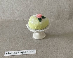 Prinsesstårta på porslinsfat med tårtpapper