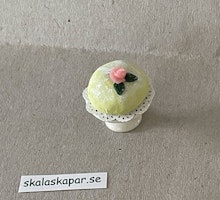Prinsesstårta på porslinsfat med tårtpapper