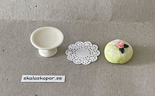 Prinsesstårta på porslinsfat med tårtpapper
