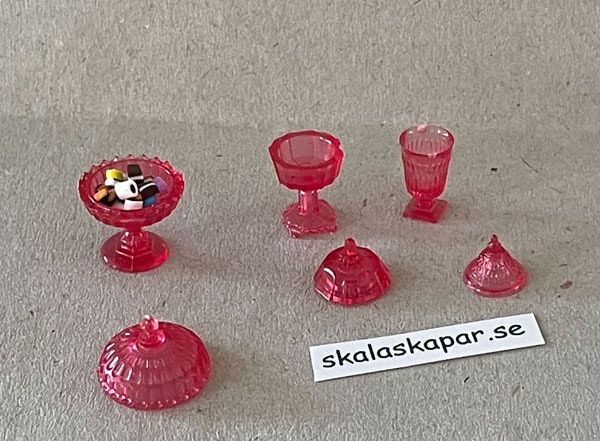 Karamellskålar, 3 st röda med godis