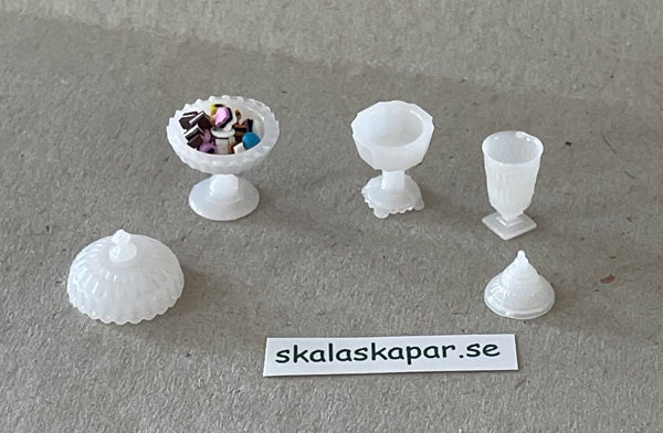Karamellskålar, 3 st vita med godis