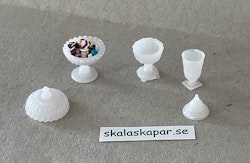 Karamellskålar, 3 st vita med godis