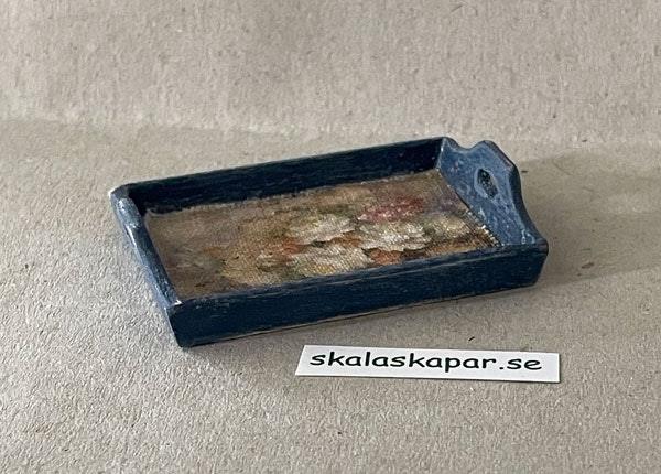 Blå bricka med blommor