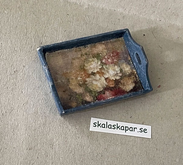 Blå bricka med blommor