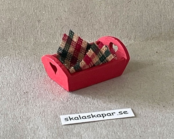 Röd bricka med duk