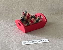 Röd bricka med duk